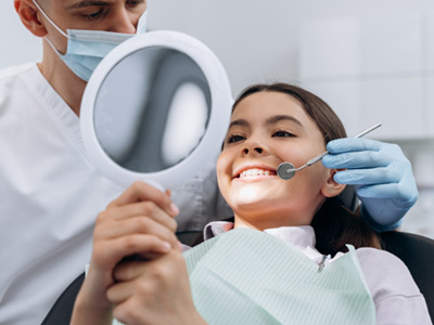 Teen girl smiling at the denitst